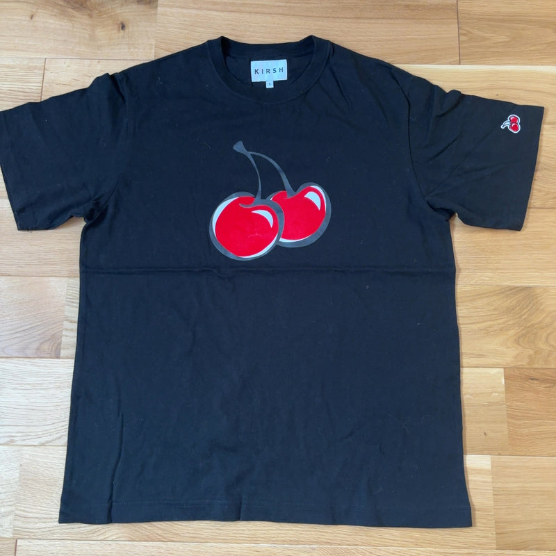 KIRSH Tシャツ 黒 L ビッグチェリープリント 袖ワッペン