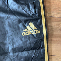 adidas トラックパンツ 黒 金 XL メンズ シャカパン 裏メッシュ